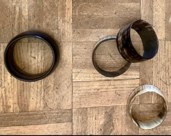 Collar y 20 pulseras de cuerno