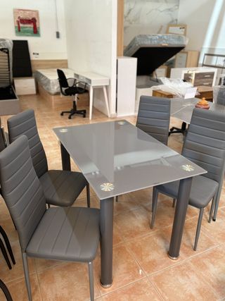 mesa de comedor con 4 sillas en 4 colores