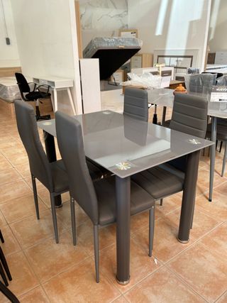 mesa de comedor con 4 sillas en 4 colores