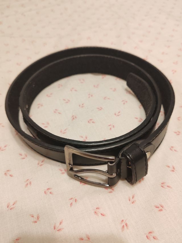 Cinturón negro de traje elegante