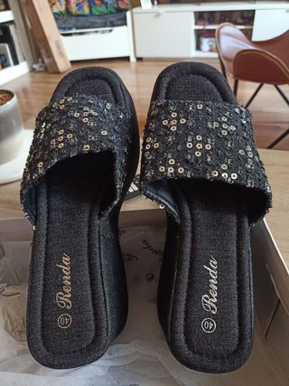 Chanclas Brenda negras c/cuña, talla 40
