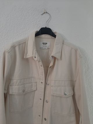 Cazadora vaquera Bershka beige - M