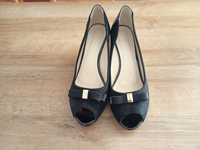 Zapatos negros tacón cuña (Precio negociable)