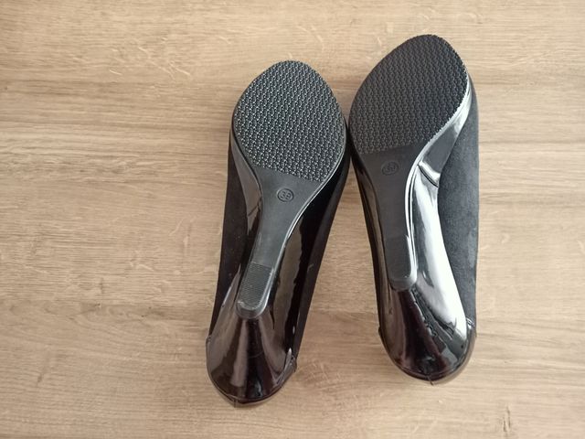 Zapatos negros tacón cuña (Precio negociable)