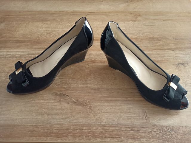 Zapatos negros tacón cuña (Precio negociable)