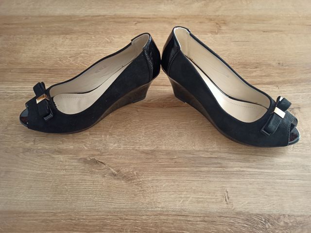 Zapatos negros tacón cuña (Precio negociable)