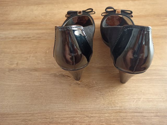 Zapatos negros tacón cuña (Precio negociable)