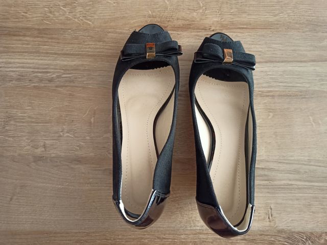 Zapatos negros tacón cuña (Precio negociable)