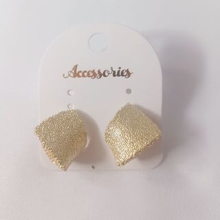 Pendientes dorados brillantes