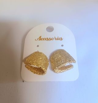 Pendientes dorados brillantes