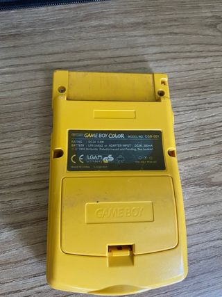 Game Boy Color Amarillo + Pokémon Pikachu