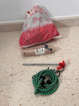 Kit acampada: piquetas, cuerdas, tensor