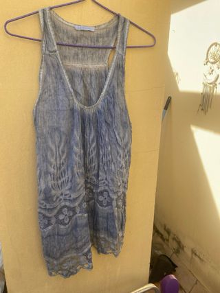 Camisa tirantes azul bordada