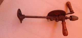 Taladro manual antiguo 