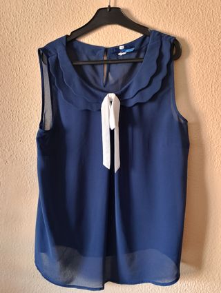Blusa / Top azul sin mangas y con transparencias