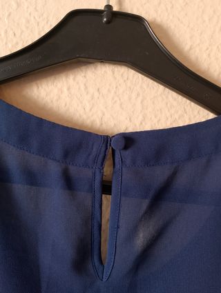 Blusa / Top azul sin mangas y con transparencias