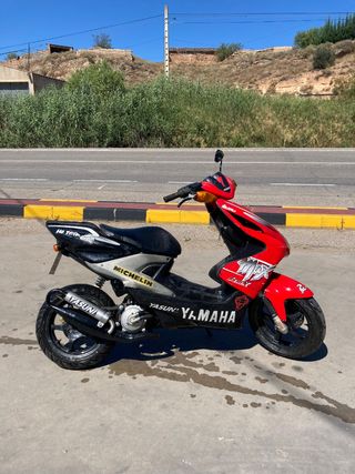 Yamaha Aerox 49cc roja