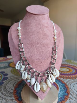 Collar con conchas y piedras