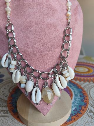 Collar con conchas y piedras