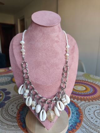 Collar con conchas y piedras