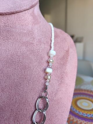 Collar con conchas y piedras