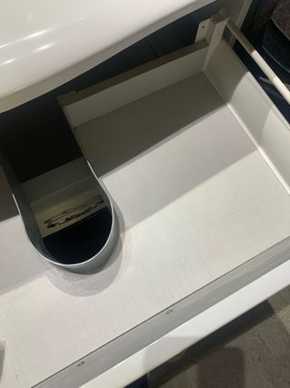 Mueble y espejo  baño blanco y negro vintage