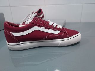 Zapato deportivo. Zapatillas Burdeos- Talla 38