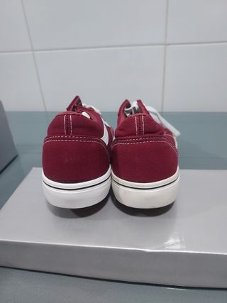 Zapato deportivo. Zapatillas Burdeos- Talla 38