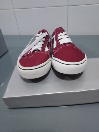 Zapato deportivo. Zapatillas Burdeos- Talla 38