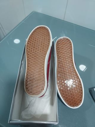Zapato deportivo. Zapatillas Burdeos- Talla 38