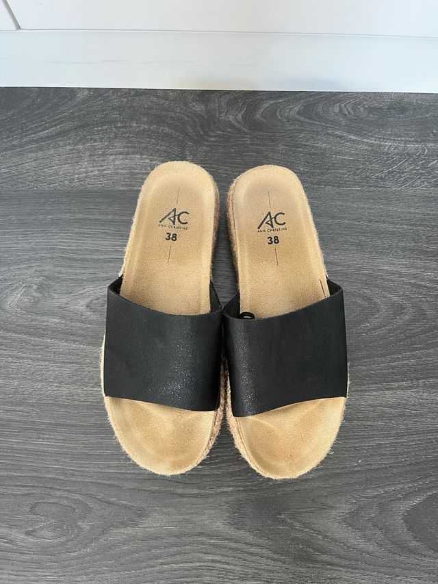 Sandalias negras de esparto con plataforma.