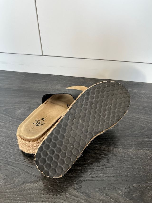 Sandalias negras de esparto con plataforma.