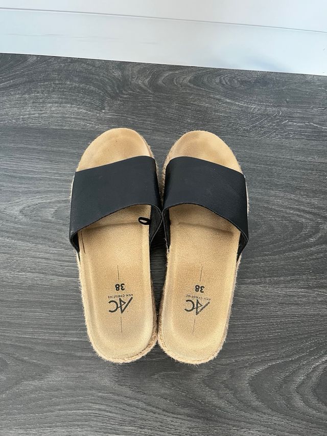 Sandalias negras de esparto con plataforma.