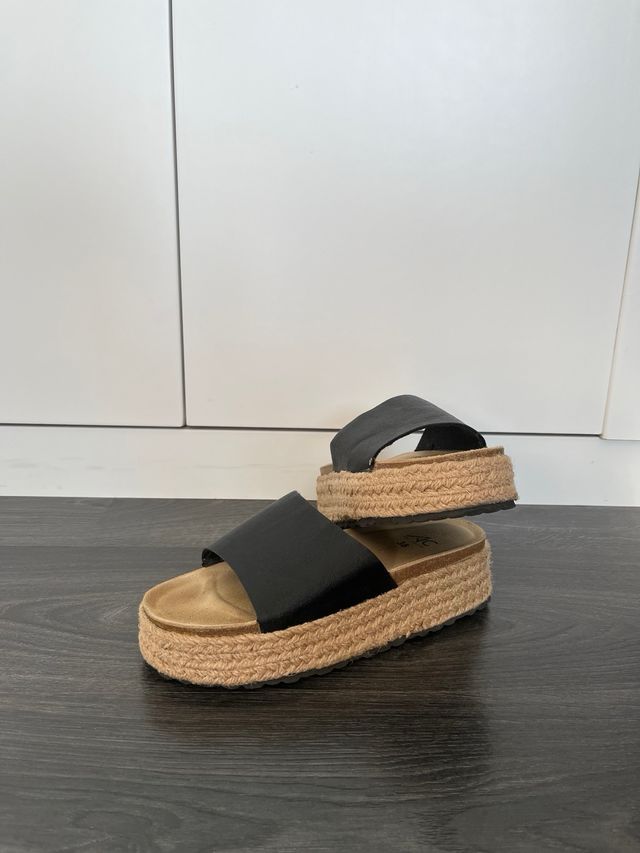 Sandalias negras de esparto con plataforma.