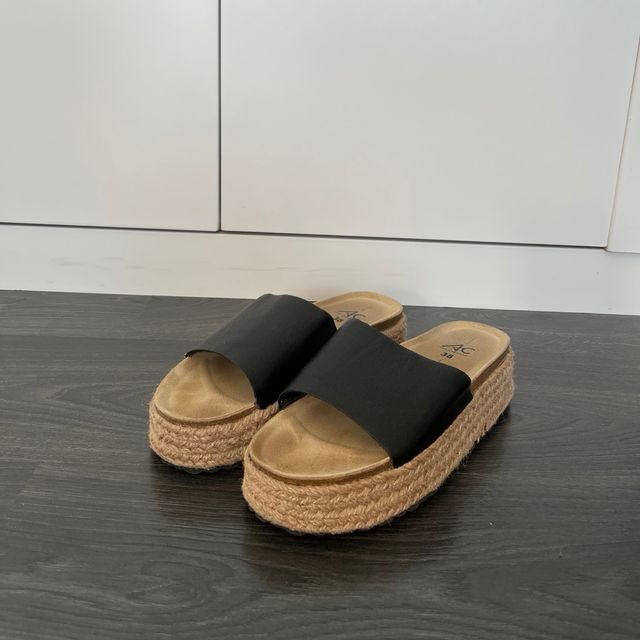 Sandalias negras de esparto con plataforma.