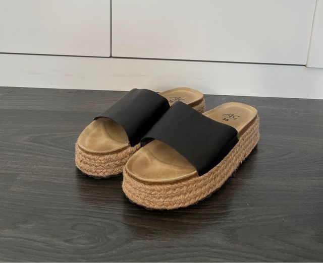 Sandalias negras de esparto con plataforma.