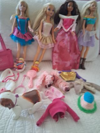 4 Muñecas Barbie + Accesorios