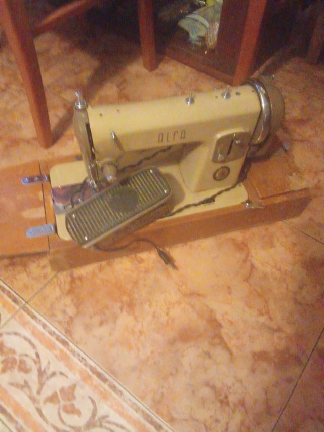 Máquina coser Alfa - Antigua