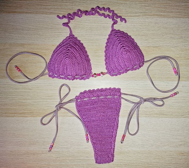 Bikini all'uncinetto viola