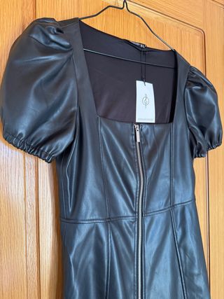 Vestido Stradivarius polipiel negro