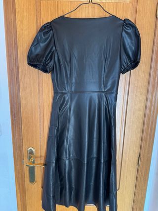 Vestido Stradivarius polipiel negro