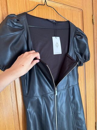 Vestido Stradivarius polipiel negro