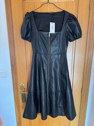 Vestido Stradivarius polipiel negro