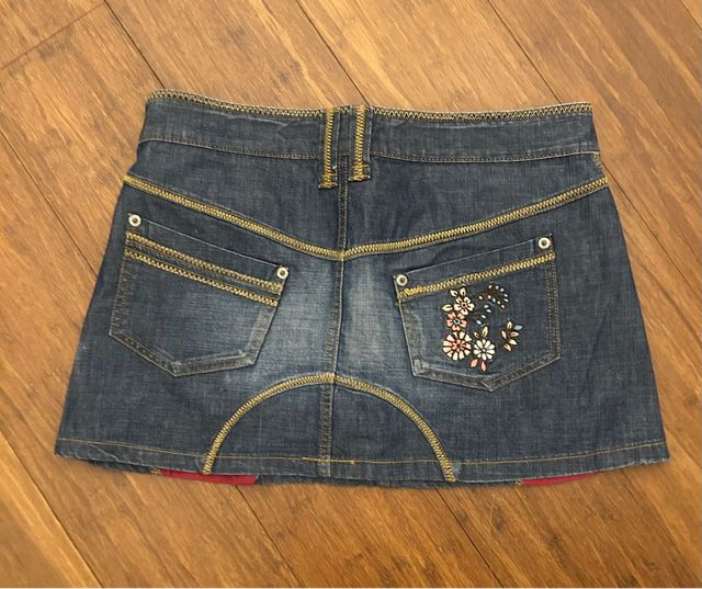 Mini gonna jeans blu e rossa