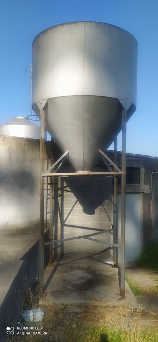 Silo de pienso metálico