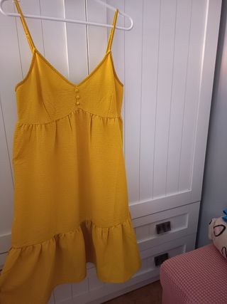 Vestido mostaza vuelo corto