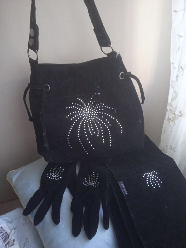 Bolso, guantes y bufanda negros