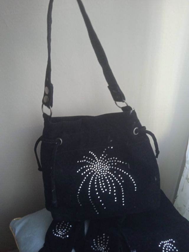 Bolso, guantes y bufanda negros