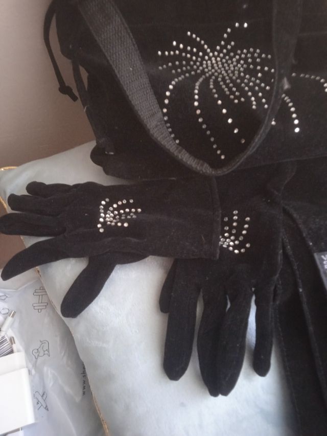 Bolso, guantes y bufanda negros