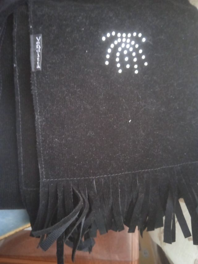 Bolso, guantes y bufanda negros